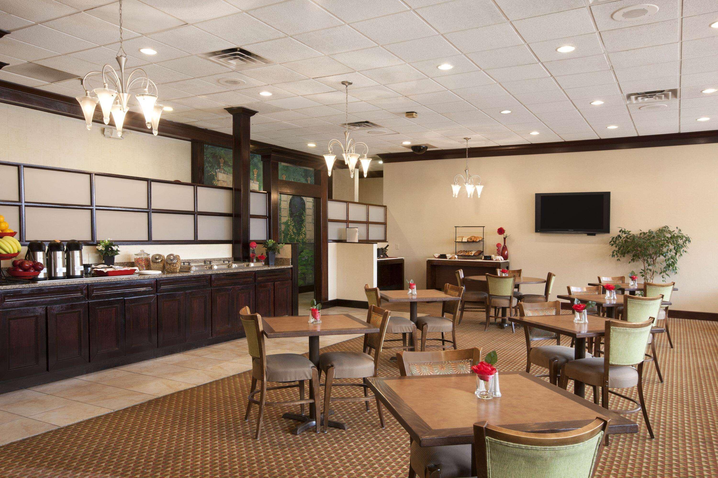 Ramada By Wyndham Newark/Wilmington Exterior foto
