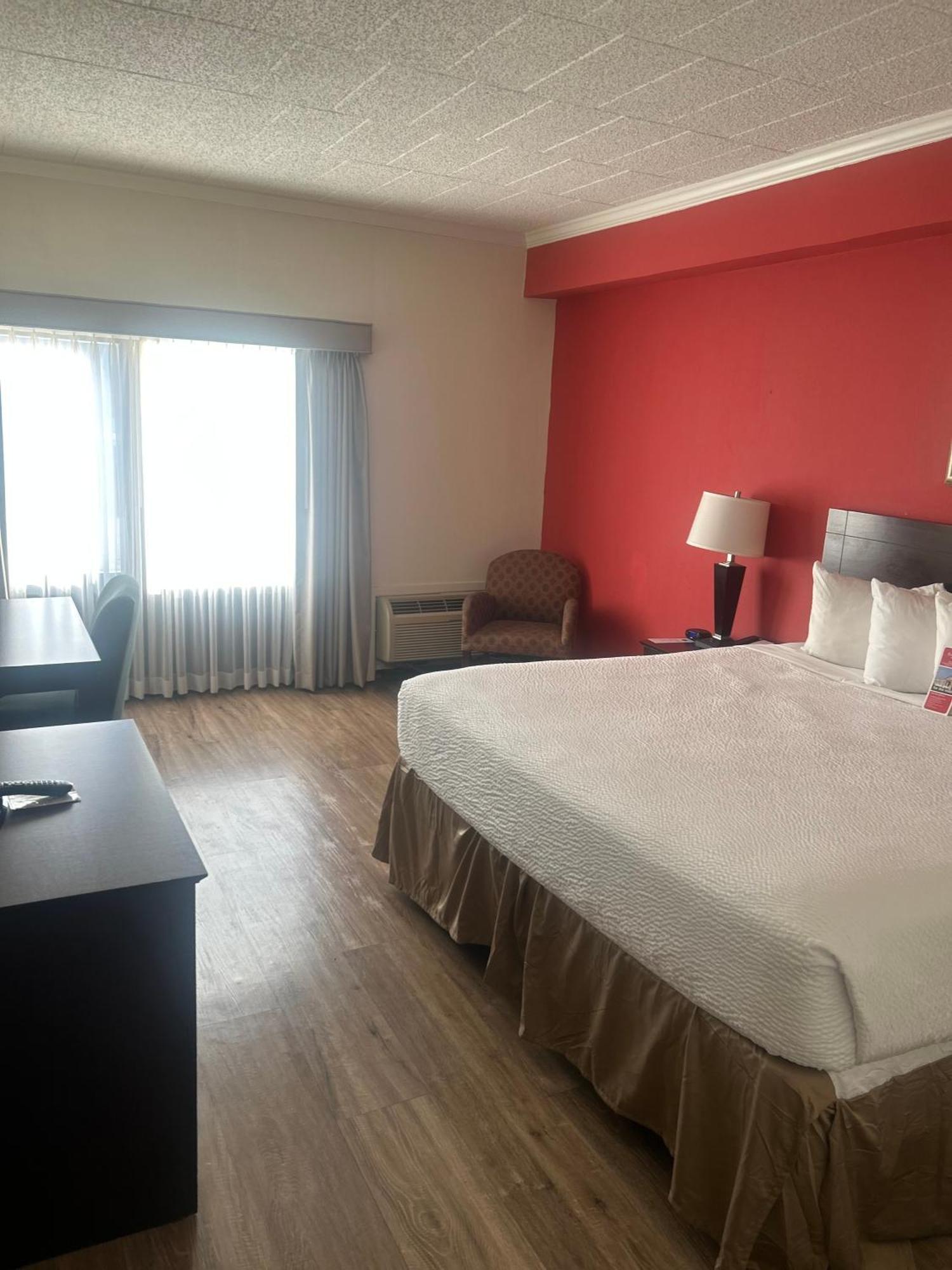 Ramada By Wyndham Newark/Wilmington Exterior foto