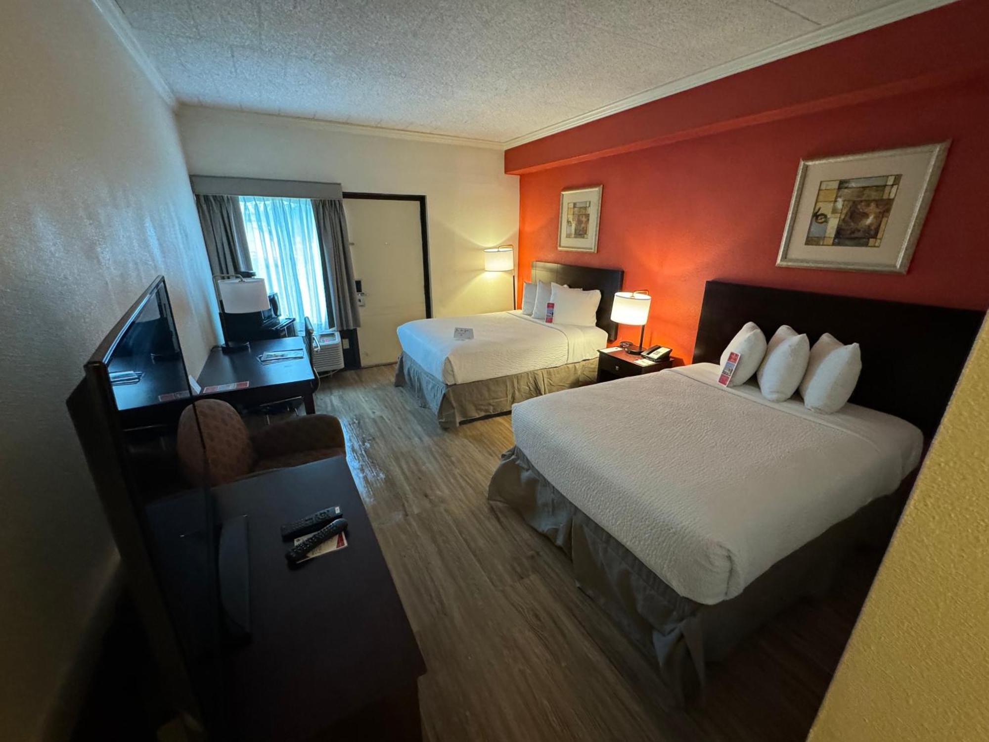 Ramada By Wyndham Newark/Wilmington Exterior foto